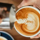 Latte art, una de las técnicas valoradas en las cafeterías de especialidad reconocidas a nivel mundial.