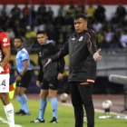 César Farías en la zona técnica de Barcelona en el empate 1-1 ante Leones.