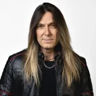Edu tiene una vasta discografía, en solitario y con grupos como Angra, Almah y Symbols.