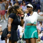 Venus y Serena Williams durante un partido de dobles en Wimbledon.