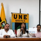 Gabriela Menéndez, presidenta de la UNE en Guayas, expone la postura del gremio docente frente al Ministerio de Educación.