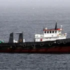 Un barco comercial navega por las costas de Khasab en el Estrecho de Ormuz, Musandam, Omán.