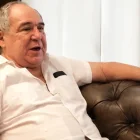 Abdalá Bucaram espera la lectura de sentencia en el caso Pruebas COVID-19, suspendida nuevamente por la ausencia de un juez.