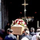 Personas trasladan el féretro de Franco Baresi en la basílica de San Ambrosio durante su funeral en Milán, Italia, el 4 de agosto de 2026.