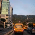En video quedó registrado cómo la conductora del auto gris impactó al motociclista y se estrelló contra la señal de Zona Escolar.