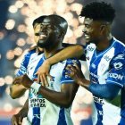 Enner Valencia (c) viene de militar en el Pachuca de México, de donde salió como jugador libre.