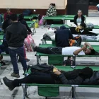 Personas descansan tras ser evacuadas este martes, en Alotenango al suroeste de Ciudad de Guatemala (Guatemala).