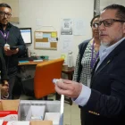 El ministro de Salud revisa el inventario de medicamentos durante una inspección en Guamaní.