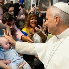 El Papa León XIV, bendice a un niño en la Basílica de San Pedro, Ciudad del Vaticano, el 5 de agosto de 2026.