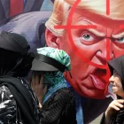 Ciudadanos iraníes caminan junto a una pancarta anti-Trump durante la ceremonia del Día de Arbaeen en las calles de la capital, Teherán, Irán, el 4 de agosto de 2026.