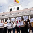 Mientras pacientes protestaban, en el balcón del Palacio colocaron un parlante con música a todo volumen, para que no se escuchen las proclamas.