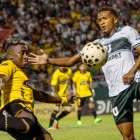 Bryan Carabalí (i.), jugador de Barcelona en el partido ante Liga de Portoviejo por Copa Ecuador.