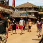 Turistas recorren las calles de Montañita, uno de los destinos más visitados de Ecuador durante los feriados. Imagen referencial.