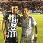 Ronnie Carrillo (izq.) disputa el balón con Neymar Jr. (der.) durante un partido del Campeonato Brasileño.