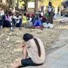 Varios jóvenes se lavan en la calle. Cerca de un millar de inmigrantes -principalmente subsaharianos- acampados en una explanada cercana a la playa del Trampolín de Ceuta.