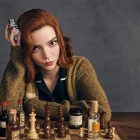 Gambito de dama convirtió el ajedrez en un fenómeno mundial con la historia de Beth Harmon, una joven prodigio que lucha por alcanzar la cima mientras enfrenta sus adicciones.