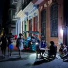 Un grupo de personas pasan la noche en La Habana, en un nuevo apagón nacional.