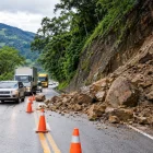 Las autoridades recomiendan revisar el estado de las carreteras y conducir con precaución ante las restricciones vigentes en varias provincias por deslizamientos y socavones.