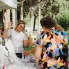 Mujeres con emprendimientos, actividades agrícolas o iniciativas productivas pueden solicitar créditos en BanEcuador para cubrir necesidades de inversión y crecimiento.