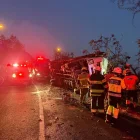 Bomberos rescataron a una persona que quedó atrapada en un camión tras un accidente en la vía Perimetral, este jueves 6 de agosto.