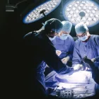 Referencial. Médicos y enfermeros en cirugía.