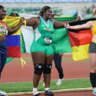Jessica Oji (centro), Belsy Rodríguez (izquierda) y Emily Scherf (derecha) posan en el podio tras la final de impulso de bala del Mundial Sub-20 de Atletismo en Oregón.