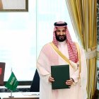El presidente de Turquía, Recep Tayyip Erdogan (i); al príncipe heredero de Arabia Saudí, Mohamed bin Salmán (c), y al primer ministro de Pakistán, Shehbaz Sharif, posando tras la firma del acuerdo.