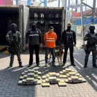 Agentes policiales inspeccionan un contenedor en el puerto de Guayaquil, donde se hallaron 50 bloques de cocaína ocultos entre la carga de fruta.