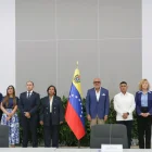 La exdiputada y quien encabeza la delegación opositora, Dinorah Figuera (c-i), y el presidente del Parlamento, Jorge Rodríguez (c-d), en la mesa de diálogo, impulsada por Estados Unidos.