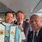 Alejandro Domínguez (centro), presidente de la CONMEBOL, junto a Marco Rubio (izq.) y Claudio Tapia (der.) durante una actividad oficial en el Mundial 2026.