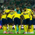 Los jugadores de la Selección de Ecuador abrazados previo a un partido.