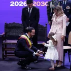 El presidente de Colombia, Abelardo de la Espriella (c-i), saluda a una de sus hijas y a su esposa Ana Lucía Pineda (c-d), durante la ceremonia de investidura como presidente de Colombia .
