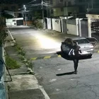 La víctima viajaba junto con varios amigos cuando el vehículo en el que se movilizaba chocó con el automóvil ocupado por los dos policías.