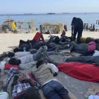 Numerosos inmigrantes permanecen en la playa del Trampolín que se ha transformado en un asentamiento desde la entrada masiva registrada el 30 de julio en la ciudad española de Ceuta.