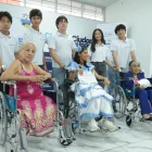 La iniciativa Rodemos Juntos entregó sus primeras sillas de ruedas en Guayaquil. La meta es dar un centenar en seis meses.
