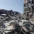 Personas caminan sobre los escombros de un edificio colapsado este lunes, en Cali (Colombia).