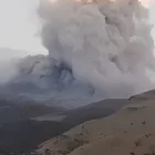 El volcán presenta expulsión de cenizas y emisión de gases.