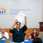 La abogada Mónica Luzárraga inscribió su candidata a la Alcaldía de Guayaquil en la Delegación Provincial Electoral del Guayas.