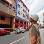 Desgaste de fachada habría provocado caída de escombros en edificio.