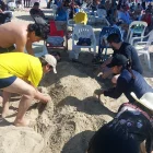 Una familia disfruta de la arena y el sol en la provincia de Santa Elena.