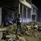 Una persona camina cerca de escombros de viviendas afectadas luego del terremoto.