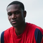Josué Caicedo, lateral izquierdo ecuatoriano, durante sus primeros entrenamientos con el Barcelona Atlètic en España.