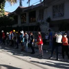 Voluntarios remueven escombros del edificio Torres del Limonar tras el terremoto de magnitud 7,4, este 11 de agosto de 2026 en Cali (Colombia).