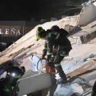 Operaciones de búsqueda en un edificio frente al Parque la Libertad, tras un terremoto de magnitud 7,4, en Pereira, Colombia, 10 de agosto de 2026.