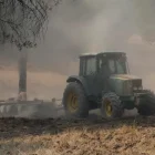 Maquinaria pesada realiza cortafuegos por el incendio de Niebla (Huelva).