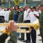 El presidente de Colombia, Abelardo de la Espriella (3-d), asiste junto al ministro de Defensa, Jorge Eduardo Mora López (4-d), y la gobernadora de Chocó, Nubia Carolina Córdoba (2-i), en un puesto de mando unificado por el terremoto de magnitud 7,4 que sacudió al país este lunes, en Quibdó (Colombia).