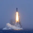 Foto referencial de julio de 2026, muestra lanzamiento de misil estratégico lanzado por un submarino nuclear estratégico de la Armada del Ejército Popular de Liberación (EPL) de China.