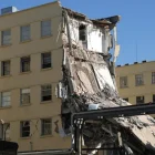 Un edificio parcialmente colapsado tras el sismo en Colombia, mientras continúa la búsqueda de personas desaparecidas.