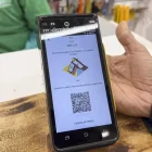 Fotografía de una persona mostrando un código QR del método de pago Pix, en Sao Paulo (Brasil).