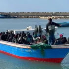 Un grupo de migrantes, rescatados en el mar por la Guardia Costera libia tras hundirse su barco en el Mediterráneo.